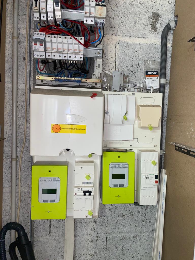 Plusieurs équipements et compteurs électriques fixés au mur